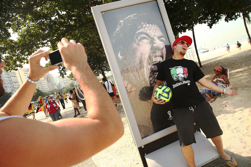 Illustration for article titled People In Rio Are Doing Funny Things With A Luis Suárez Billboard